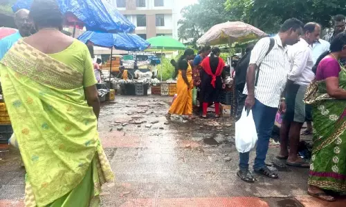 कट्टाकड़ा मार्केट में गंदगी का अंबार; इसे अंतरराष्ट्रीय मार्केट बनाने की घोषणा 10 साल बाद भी लागू नहीं कट्टाकड़ा मार्केट में गंदगी का अंबार; इसे अंतरराष्ट्रीय मार्केट बनाने की घोषणा 10 साल बाद भी लागू नहीं