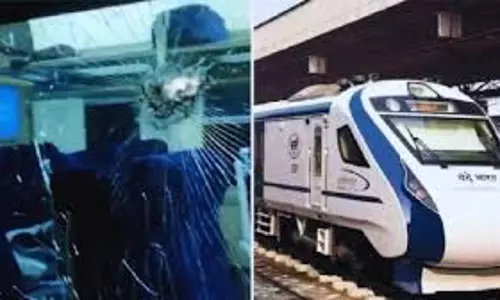 Lucknow: वंदे भारत ट्रेन पर पथराव, C-11 कोच की खिड़की क्षतिग्रस्त Lucknow: वंदे भारत ट्रेन पर पथराव, C-11 कोच की खिड़की क्षतिग्रस्त