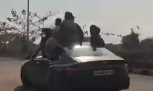 कार को डगमगा कर स्टंटबाजी, नवा रायपुर में हुड़दंग करते युवकों का वीडियो वायरल