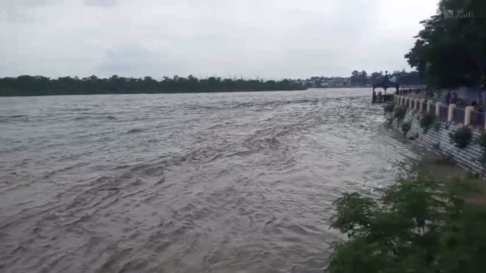 Haridwar: पहाड़ों में मूसलाधार बारिश से गंगा का जलस्तर बढ़ा, अलर्ट मोड पर प्रशासन
