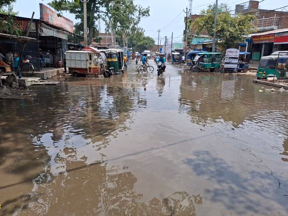 Farrukhabad: सीएम के दौरे वाली जगह पर भी जलभराव, जनता में आक्रोश Farrukhabad: सीएम के दौरे वाली जगह पर भी जलभराव, जनता में आक्रोश