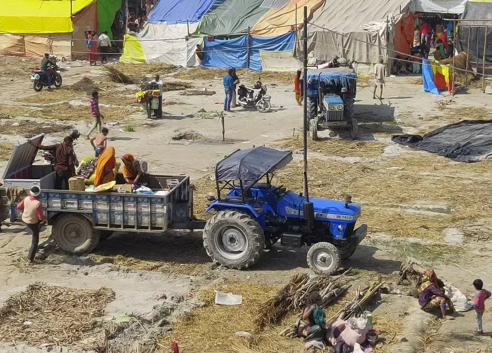 Farrukhabad: मसेनी में खुलेआम बालू का कारोबार, प्रशासन की चुप्पी पर सवाल Farrukhabad: मसेनी में खुलेआम बालू का कारोबार, प्रशासन की चुप्पी पर सवाल