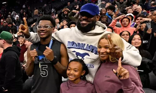 LeBron James की पत्नी सवाना: उनकी हाई स्कूल की प्रेमिका और 3 बच्चों की माँ