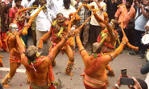 Golconda किले में आषाढ़ बोनालू के दौरान नर्तकियों ने देवी को श्रद्धांजलि अर्पित की Golconda किले में आषाढ़ बोनालू के दौरान नर्तकियों ने देवी को श्रद्धांजलि अर्पित की
