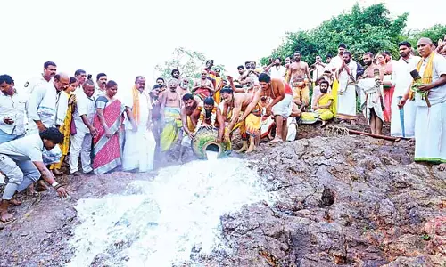Andhra : सिम्हागिरी पर बाढ़ पायसम उत्सव Andhra : सिम्हागिरी पर बाढ़ पायसम उत्सव