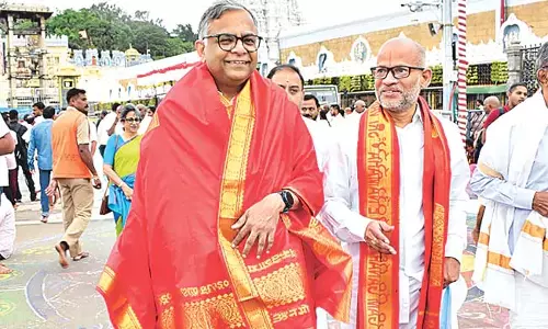 Andhra : टाटा समूह के चेयरमैन ने श्रीवारी का दौरा किया Andhra : टाटा समूह के चेयरमैन ने श्रीवारी का दौरा किया