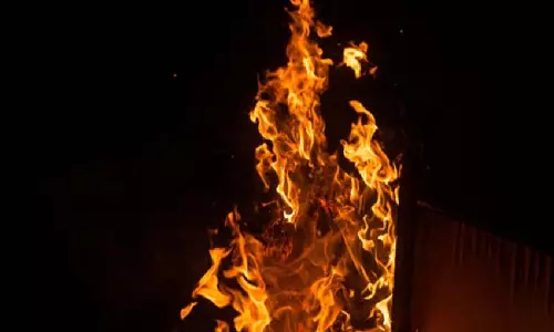 Bengal: दो मंजिला मकान में आग लगने से परिवार के तीन लोग सोते समय जलकर मर गए