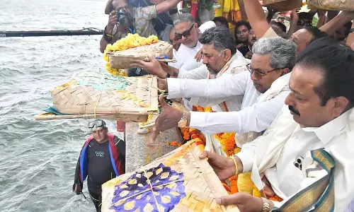 सिद्धारमैया जून में KRS बांध पर पारंपरिक बगीना चढ़ाने वाले पहले मुख्यमंत्री बने सिद्धारमैया जून में KRS बांध पर पारंपरिक बगीना चढ़ाने वाले पहले मुख्यमंत्री बने