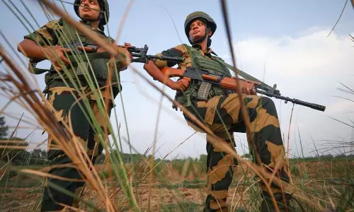 अमरनाथ यात्रा: महिला जवानों सहित BSF जवानों ने अंतरराष्ट्रीय सीमा पर सुरक्षा बढ़ाई अमरनाथ यात्रा: महिला जवानों सहित BSF जवानों ने अंतरराष्ट्रीय सीमा पर सुरक्षा बढ़ाई