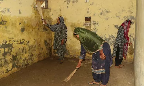 जम्मू-कश्मीर में सीमावर्ती बंकरों के लिए केंद्रीय निधि का आधा हिस्सा अप्रयुक्त पड़ा: RTI जम्मू-कश्मीर में सीमावर्ती बंकरों के लिए केंद्रीय निधि का आधा हिस्सा अप्रयुक्त पड़ा: RTI