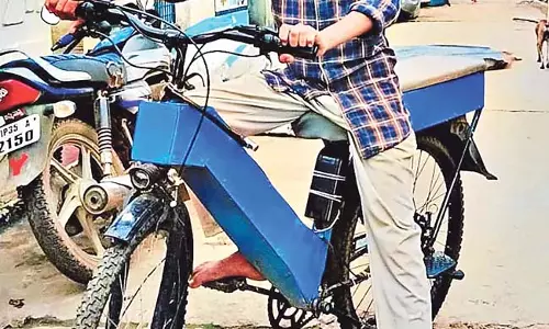 Andhra : छात्र ने अपनी खुद की ई-साइकिल बनाई Andhra : छात्र ने अपनी खुद की ई-साइकिल बनाई