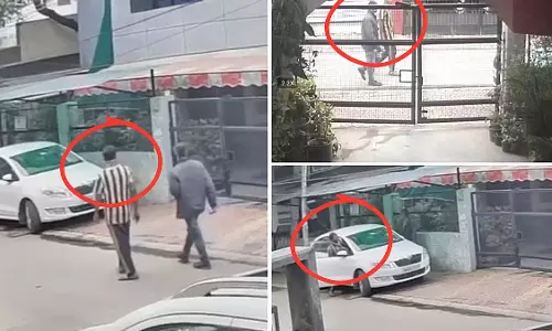 Indore : घर के बाहर खड़ी कार का ताला खोलकर दिनदहाड़े भागे बदमाश Indore : घर के बाहर खड़ी कार का ताला खोलकर दिनदहाड़े भागे बदमाश