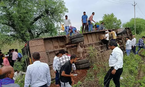 सतना के पास बस पलटने से 20 से अधिक यात्री घायल; MLA ने घटनास्थल का दौरा किया सतना के पास बस पलटने से 20 से अधिक यात्री घायल; MLA ने घटनास्थल का दौरा किया