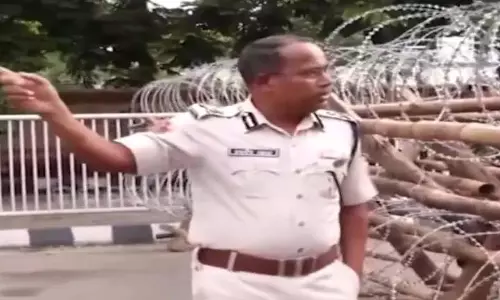 Odisha एसीपी को सीएम आवास के बाहर प्रदर्शनकारियों के ‘पैर तोड़ने’ का आदेश Odisha एसीपी को सीएम आवास के बाहर प्रदर्शनकारियों के ‘पैर तोड़ने’ का आदेश