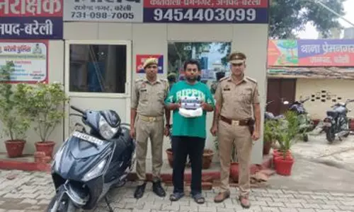 Bareilly: तस्कर के कब्जे से नकदी और स्कूटी समेत भारी मात्रा में चरस मिली Bareilly: तस्कर के कब्जे से नकदी और स्कूटी समेत भारी मात्रा में चरस मिली