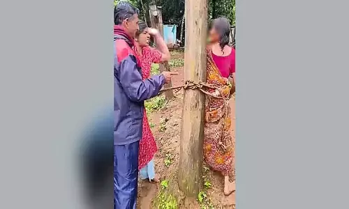 Shivmoga : मामूली बात पर बुजुर्ग महिला को खंभे से बांधकर पीटा गया, मामला दर्ज Shivmoga : मामूली बात पर बुजुर्ग महिला को खंभे से बांधकर पीटा गया, मामला दर्ज