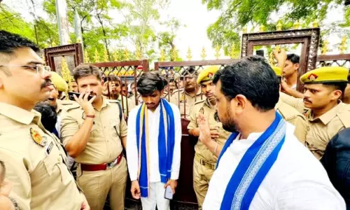 Kaushambi: सांसद चंद्रशेखर आजाद को प्रयागराज सर्किट हाउस में किया गया नजरबंद