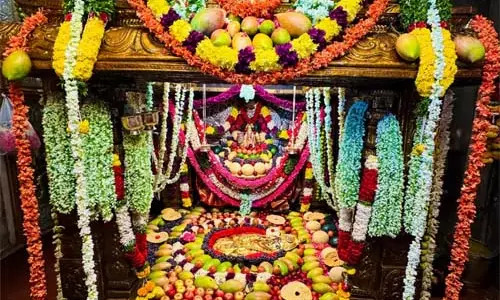 Telangana : बाल्कमपेट येल्लम्मा को एक सुनहरी साड़ी की पेशकश Telangana : बाल्कमपेट येल्लम्मा को एक सुनहरी साड़ी की पेशकश