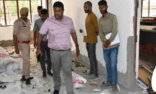 Siddharthnagar: जिलाधिकारी ने कस्तूरबा गांधी आवासीय विद्यालय और प्राथमिक स्वास्थ्य केंद्र का निरीक्षण किया