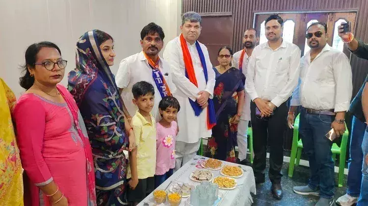 Farrukhabad: मंत्री आशीष पटेल ने सुरजीत कटियार को उनके आवास पर किया सम्मान Farrukhabad: मंत्री आशीष पटेल ने सुरजीत कटियार को उनके आवास पर किया सम्मान