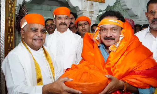Jaipur : केन्द्रीय पशुपालन राज्य मंत्री ने किए श्रीनाथजी के दर्शन Jaipur : केन्द्रीय पशुपालन राज्य मंत्री ने किए श्रीनाथजी के दर्शन