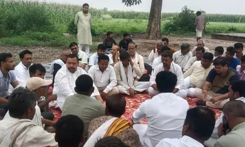 Kaimganj: मासूम की मौत पर दुख जताने पहुंचे सांसद Kaimganj: मासूम की मौत पर दुख जताने पहुंचे सांसद