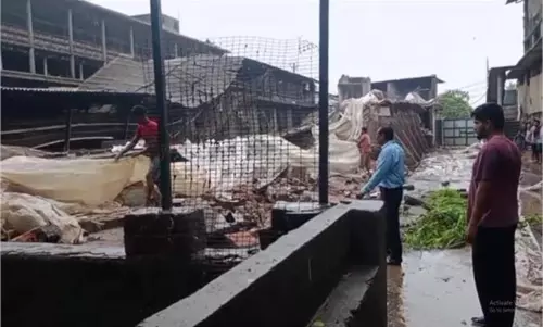 Yamunanagar: आकाशीय बिजली गिरने से पोल्ट्री फार्म की इमारत गिरी