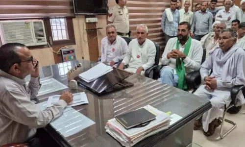 Tosham: बिजली टॉवर विवाद पर बैठक, पॉवर ग्रिड अधिकारी नदारद Tosham: बिजली टॉवर विवाद पर बैठक, पॉवर ग्रिड अधिकारी नदारद