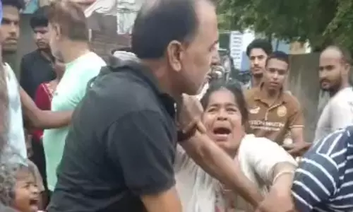 Noida: ग्रेटर नोएडा में महिला से अभद्रता, भाजपा नेता ने चप्पल से की पिटाई