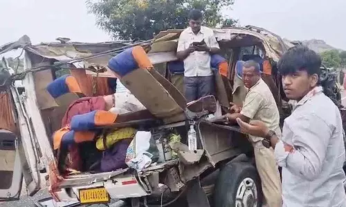 लॉरी ने टेम्पो ट्रैवलर को टक्कर मारी.. तीन की मौत