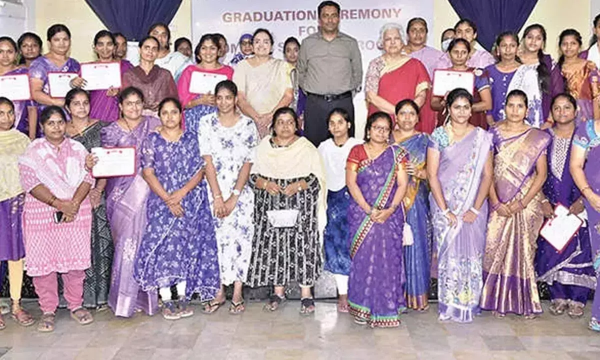 Andhra: वासव्या महिला मंडली व्यावसायिक प्रशिक्षण प्रमाण पत्र वितरित करती है