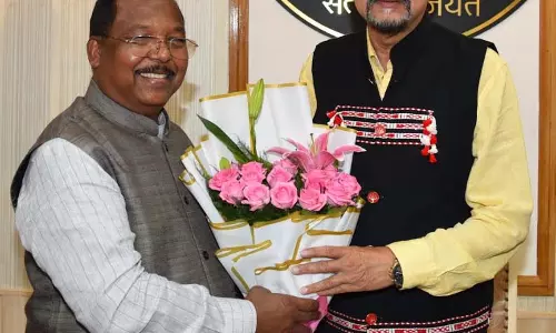 राज्यपाल रमेन डेका से मिले कैबिनेट मंत्री राम विधार नेताम की भेंट राज्यपाल रमेन डेका से मिले कैबिनेट मंत्री राम विधार नेताम की भेंट
