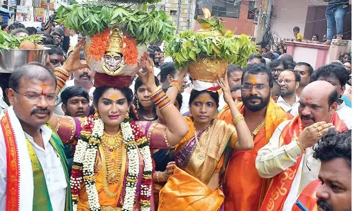 Andhra: बंगारू बोनालू को देवी कनक दुर्गा को भेंट किया गया Andhra: बंगारू बोनालू को देवी कनक दुर्गा को भेंट किया गया