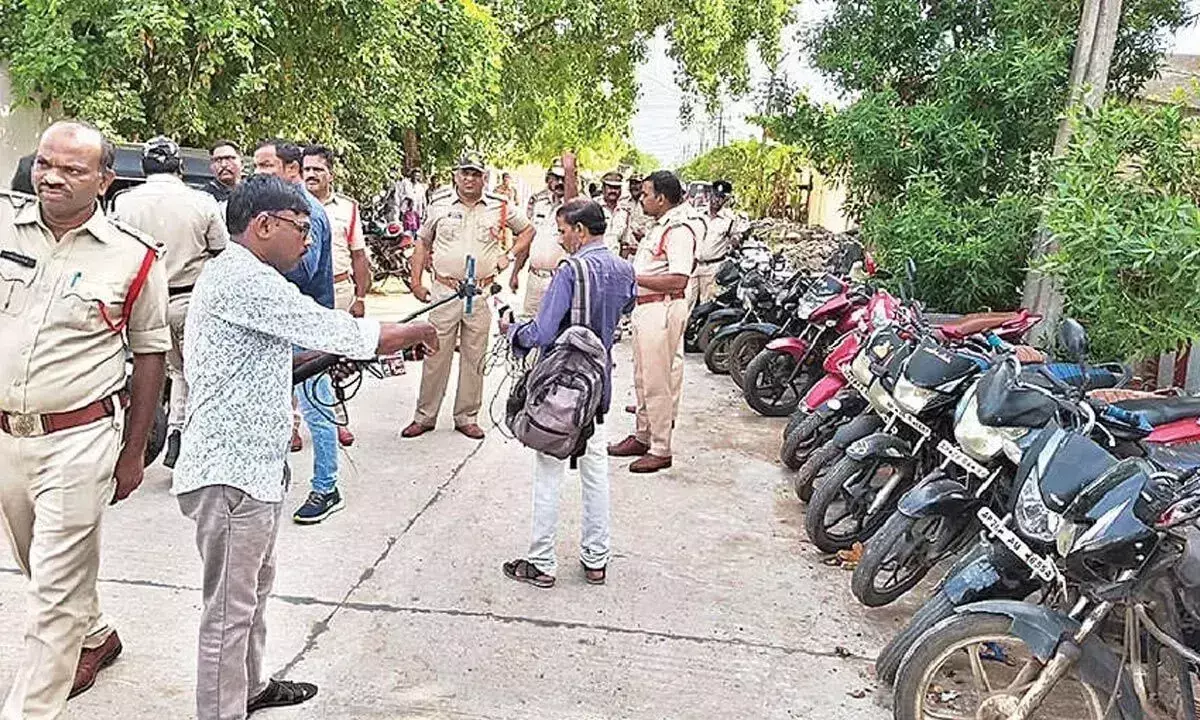 Andhra: पुलिस ने घेराबंदी और तलाशी अभियान चलाया