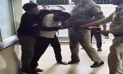 डायल 112 के पुलिसकर्मी ने की मारपीट, SP ने किया सस्पेंड, वीडियो वायरल डायल 112 के पुलिसकर्मी ने की मारपीट, SP ने किया सस्पेंड, वीडियो वायरल