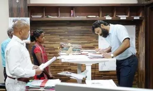कलेक्टर ने जनदर्शन में आमजनों की समस्याओं का किया निराकरण कलेक्टर ने जनदर्शन में आमजनों की समस्याओं का किया निराकरण