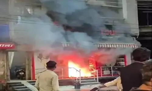 CG: लेदर शॉप में भीषण आग, दमकल की गाड़ियां मौके पर मौजूद CG: लेदर शॉप में भीषण आग, दमकल की गाड़ियां मौके पर मौजूद