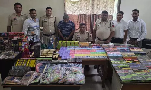 हुक्का फ्लेवर की अवैध बिक्री, दो व्यापारी गिरफ्तार, ₹2.57 लाख का सामान जब्त हुक्का फ्लेवर की अवैध बिक्री, दो व्यापारी गिरफ्तार, ₹2.57 लाख का सामान जब्त