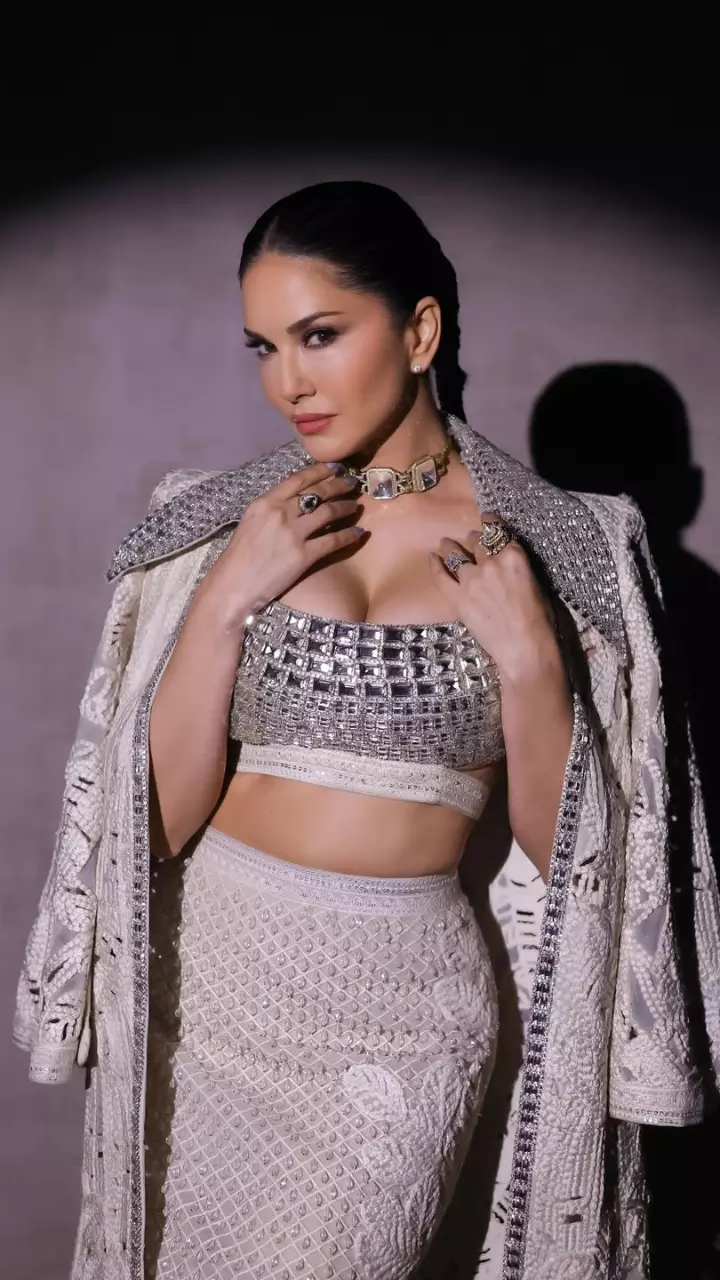 Sunny Leone ने इंटरनेट पर लगाई आग