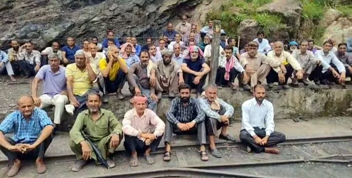Jammu: कालाकोट मोघला में कोयला खदान मजदूरों का विरोध प्रदर्शन Jammu: कालाकोट मोघला में कोयला खदान मजदूरों का विरोध प्रदर्शन