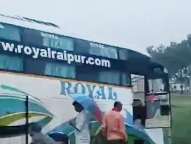 अभनपुर में स्लीपर बस हादसे का शिकार, 3 लोगों की मौत अभनपुर में स्लीपर बस हादसे का शिकार, 3 लोगों की मौत