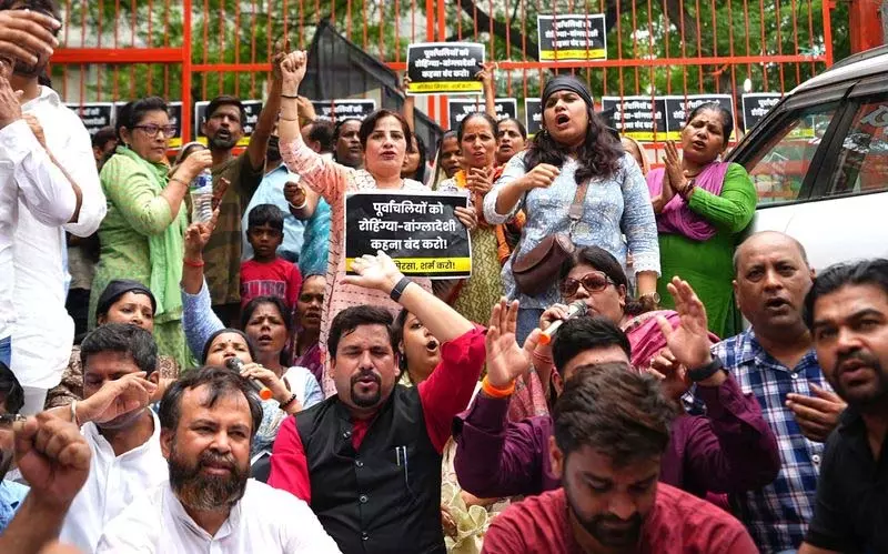 आप का सिरसा कार्यालय के बाहर झुग्गीवासियों पर टिप्पणी को लेकर प्रदर्शन आप का सिरसा कार्यालय के बाहर झुग्गीवासियों पर टिप्पणी को लेकर प्रदर्शन
