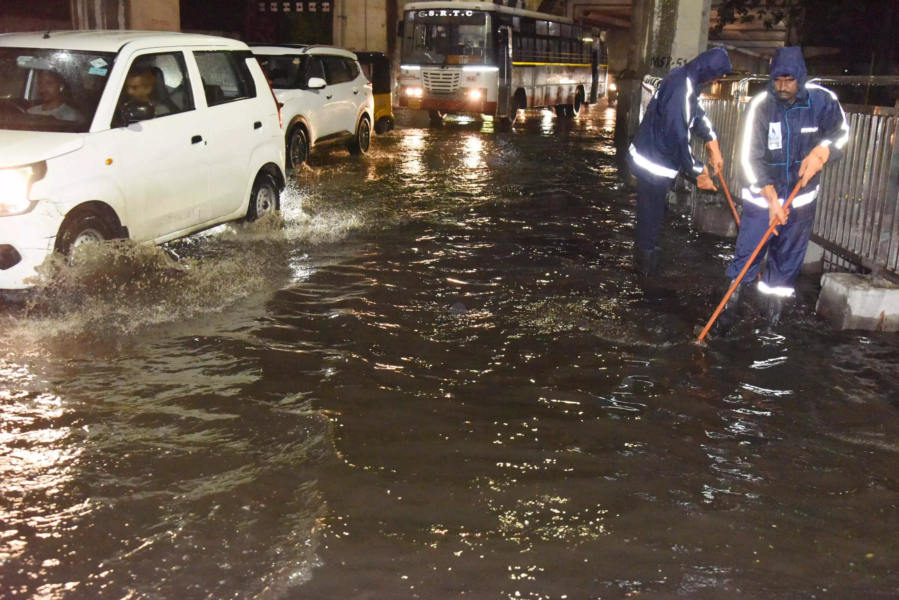 Hyderabad में भारी बारिश के कारण जलभराव और यातायात जाम की स्थिति बनी Hyderabad में भारी बारिश के कारण जलभराव और यातायात जाम की स्थिति बनी