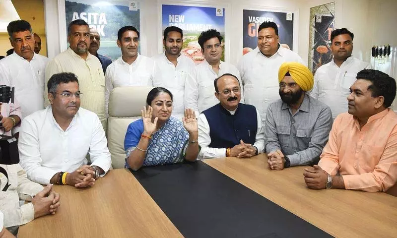 मुख्यमंत्री रेखा ने दिल्ली सचिवालय में पुनर्निर्मित विधायक लाउंज का उद्घाटन किया मुख्यमंत्री रेखा ने दिल्ली सचिवालय में पुनर्निर्मित विधायक लाउंज का उद्घाटन किया