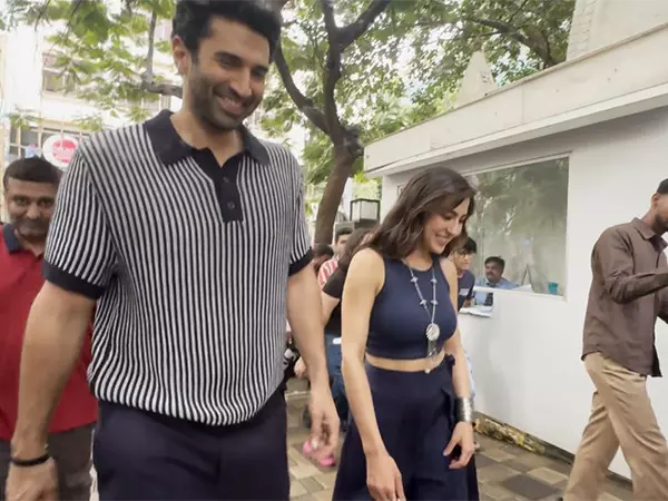 मेट्रो...इन डिनो: सारा अली खान, Aditya Roy Kapur ने मुंबई मेट्रो में प्रशंसकों के साथ यात्रा की मेट्रो...इन डिनो: सारा अली खान, Aditya Roy Kapur ने मुंबई मेट्रो में प्रशंसकों के साथ यात्रा की