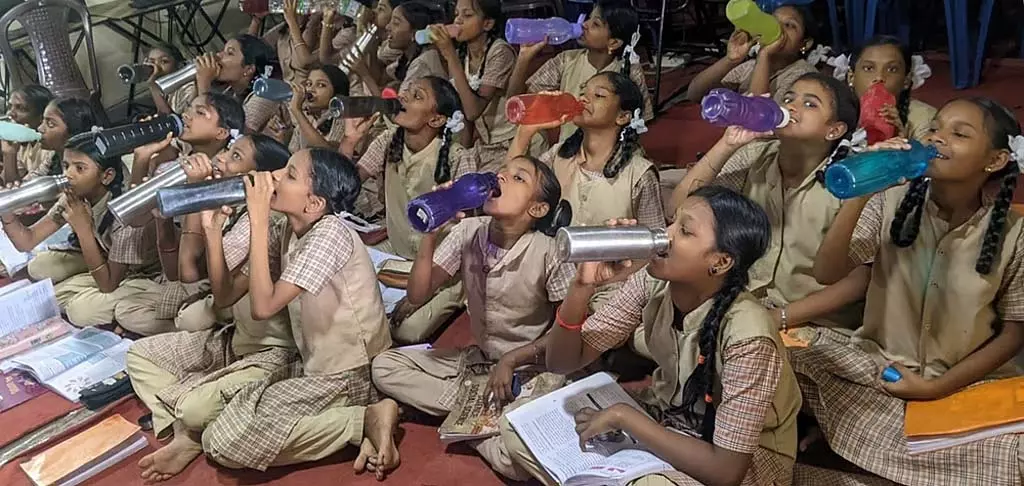Tamil Nadu : घंटी बजने पर छात्रों को पानी पिलाने की योजना का क्रियान्वयन Tamil Nadu : घंटी बजने पर छात्रों को पानी पिलाने की योजना का क्रियान्वयन