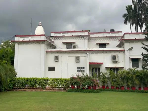 Lucknow में केजीएमयू कुलपति के सरकारी आवास से लाखों रुपये का चंदन का पेड़ चोरी Lucknow में केजीएमयू कुलपति के सरकारी आवास से लाखों रुपये का चंदन का पेड़ चोरी