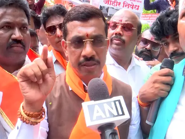 Shiv Sena ने नगर निगम कार्यालय के बाहर नागरिक समस्याओं को लेकर विरोध प्रदर्शन किया Shiv Sena ने नगर निगम कार्यालय के बाहर नागरिक समस्याओं को लेकर विरोध प्रदर्शन किया