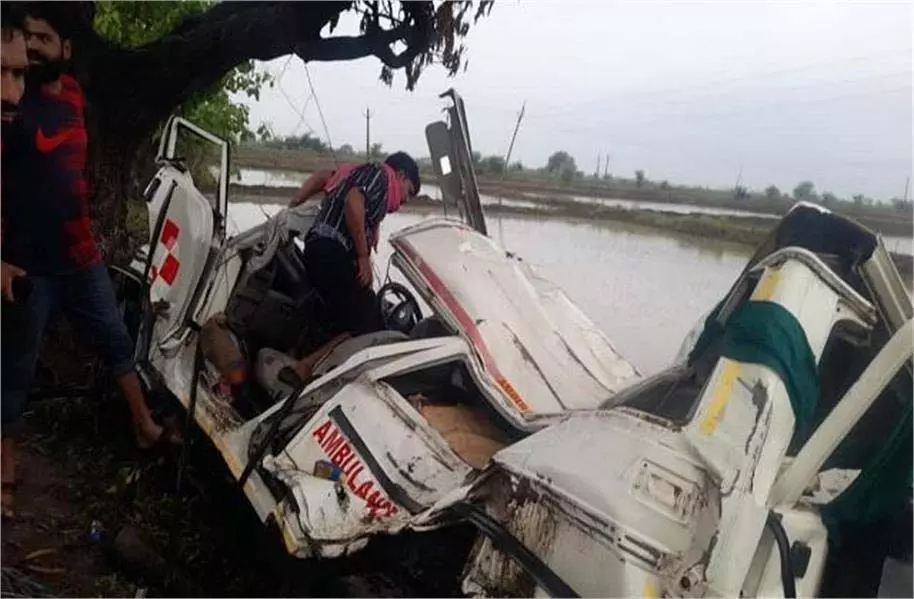 MP News: प्रसव के बाद महिला को घर छोड़ने जा रही एंबुलेंस पेड़ से टकराई, तीन लोगों की मौत MP News: प्रसव के बाद महिला को घर छोड़ने जा रही एंबुलेंस पेड़ से टकराई, तीन लोगों की मौत