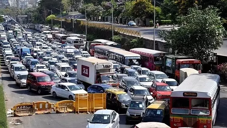 Mumbai : ईस्टर्न फ़्रीवे, मरीन ड्राइव पर इलेक्ट्रिक बस खराब होने से सुबह ट्रैफ़िक जाम Mumbai : ईस्टर्न फ़्रीवे, मरीन ड्राइव पर इलेक्ट्रिक बस खराब होने से सुबह ट्रैफ़िक जाम